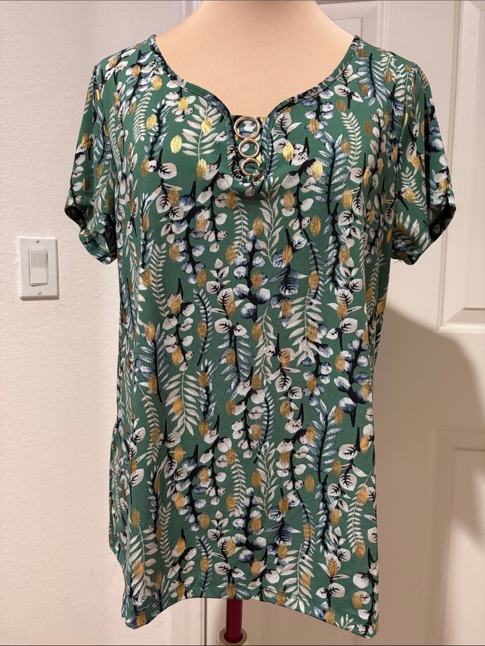 BY design Taurus short sleeve Large blouse with 3 ring hardware 95% polyester